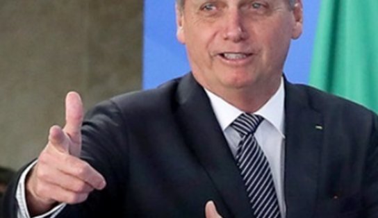  Bolsonaro diz que estar até agora no governo é "milagre" e reforça: "todo mundo que quiser" terá arma no Brasil