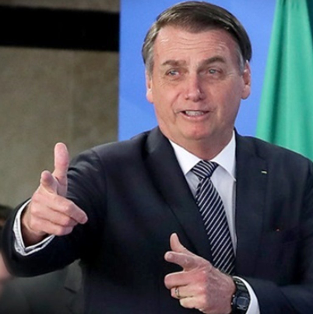  Bolsonaro diz que estar até agora no governo é "milagre" e reforça: "todo mundo que quiser" terá arma no Brasil