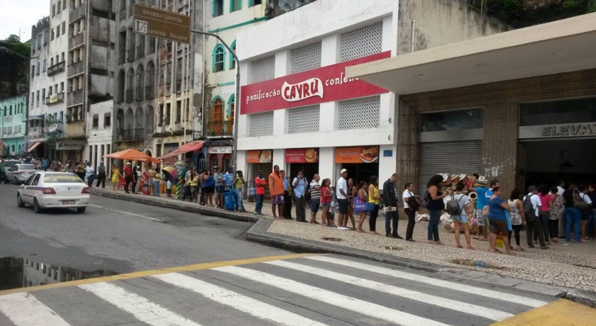 Cabine do Elevador Lacerda permanece quebrada e provoca longa fila