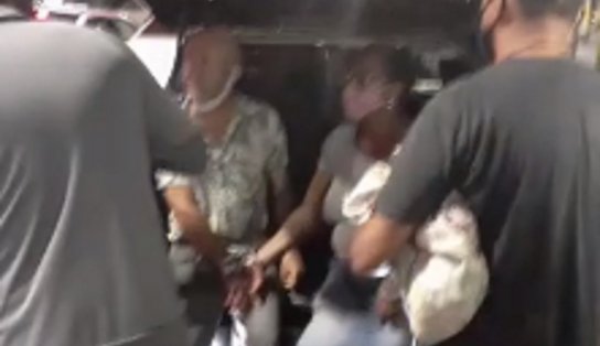 Um homem e duas mulheres são presos após furtarem passageiros de ônibus em Salvador; veja vídeos