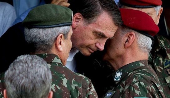 Bolsonaro assina decreto que libera militares da ativa em cargos do governo por tempo indeterminado