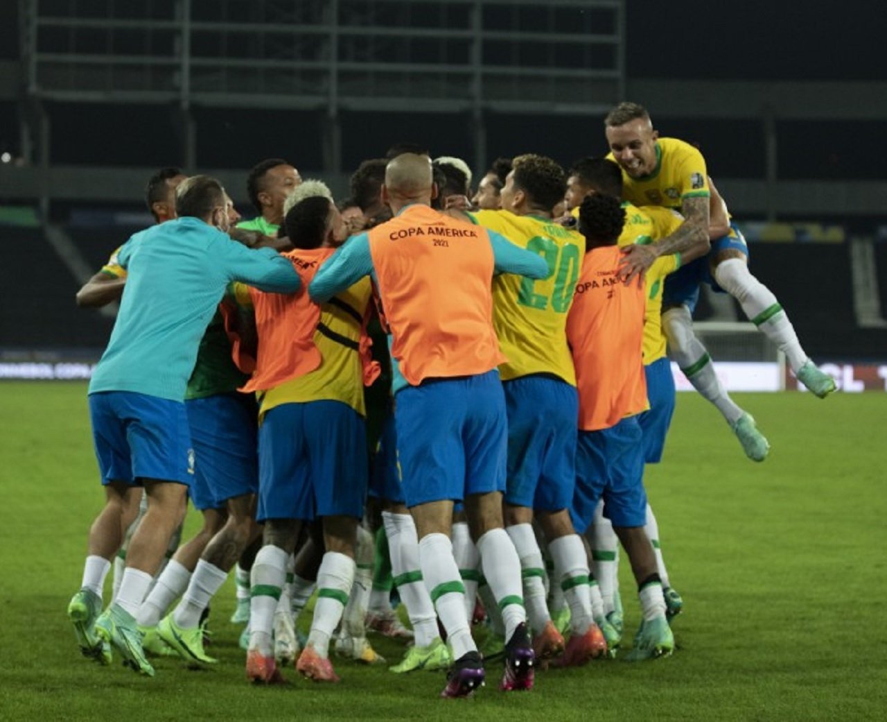 De virada e com emoção, Brasil bate a Colômbia e garante primeiro lugar do grupo B da Copa América