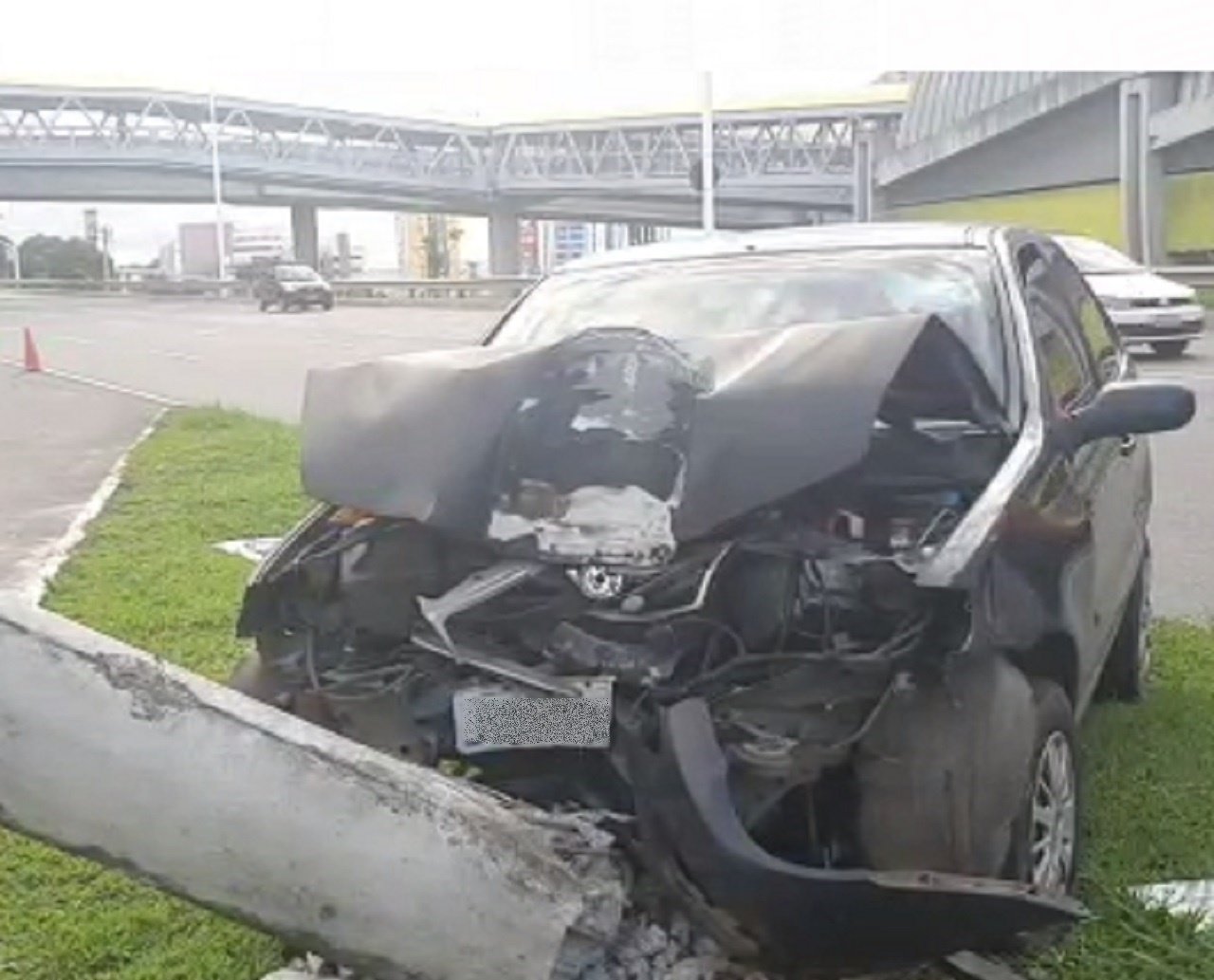 VÍDEO: casal fica ferido após carro bater e derrubar poste na Avenida Paralela; vítimas foram levadas para hospital