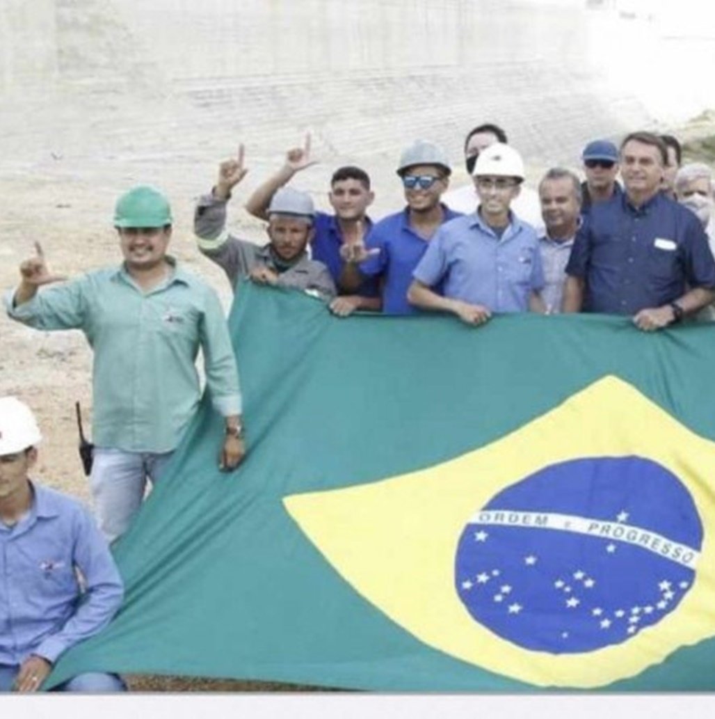 FAZ O 'L': durante visita ao Rio Grande do Norte, Bolsonaro tira foto com operários, que 'provocam' e fazem gesto associado a Lula