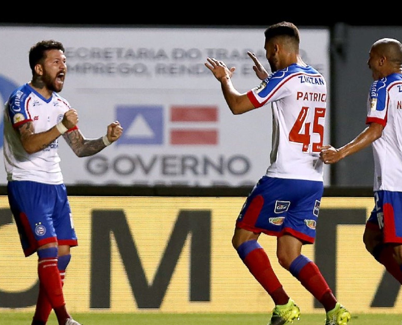 Bahia vence, quebra invencibilidade do Athletico-PR e entra no G4 do Brasileirão