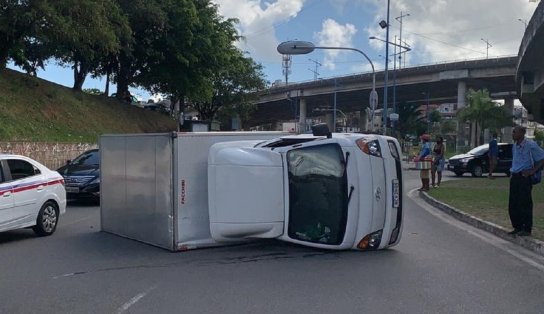 Caminhão baú que fazia transporte de mudança tomba na Rótula do Abacaxi; veja vídeo