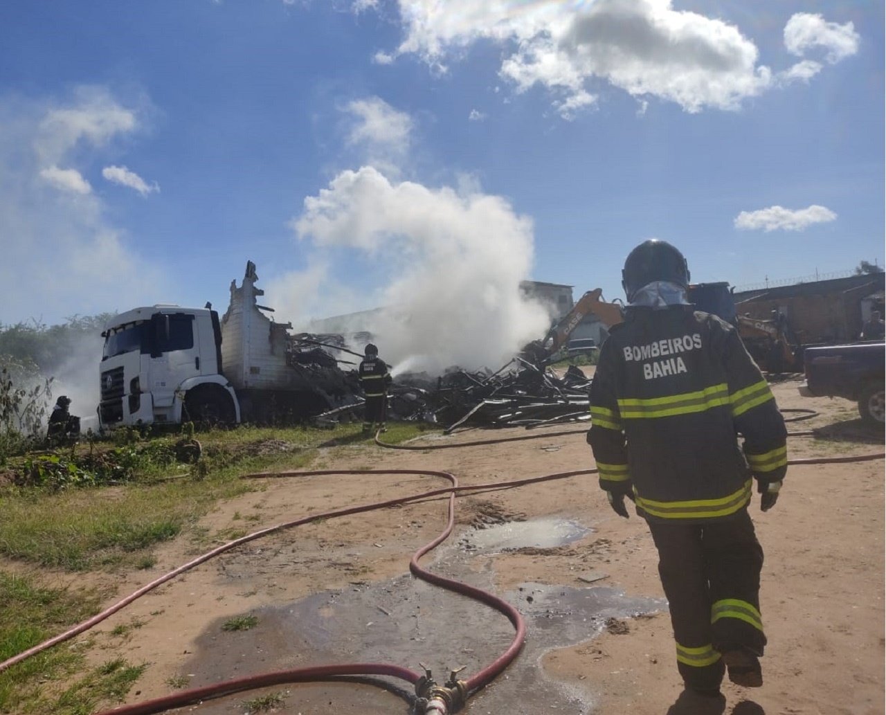 Incêndio consome caminhão carregado de tanques de PVC em Feira de Santana; fogo ainda danificou mais cinco veículos