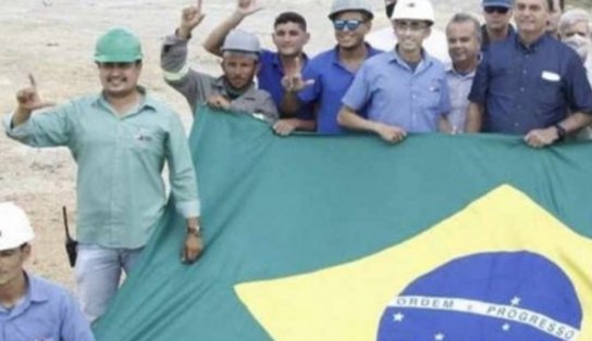 Era uma "arminha" e não o L de Lula, diz um dos operários que apareceu em foto polêmica com Bolsonaro no RN