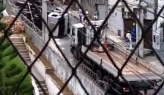 Vídeo: caminhão carregado com areia tomba e deixa dois feridos em Salvador 