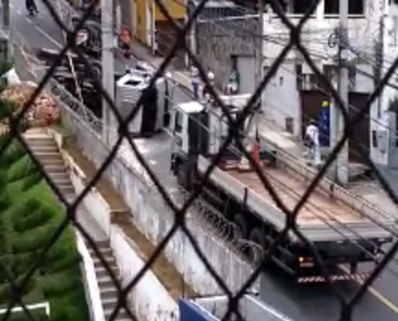 Vídeo: caminhão carregado com areia tomba e deixa dois feridos em Salvador 