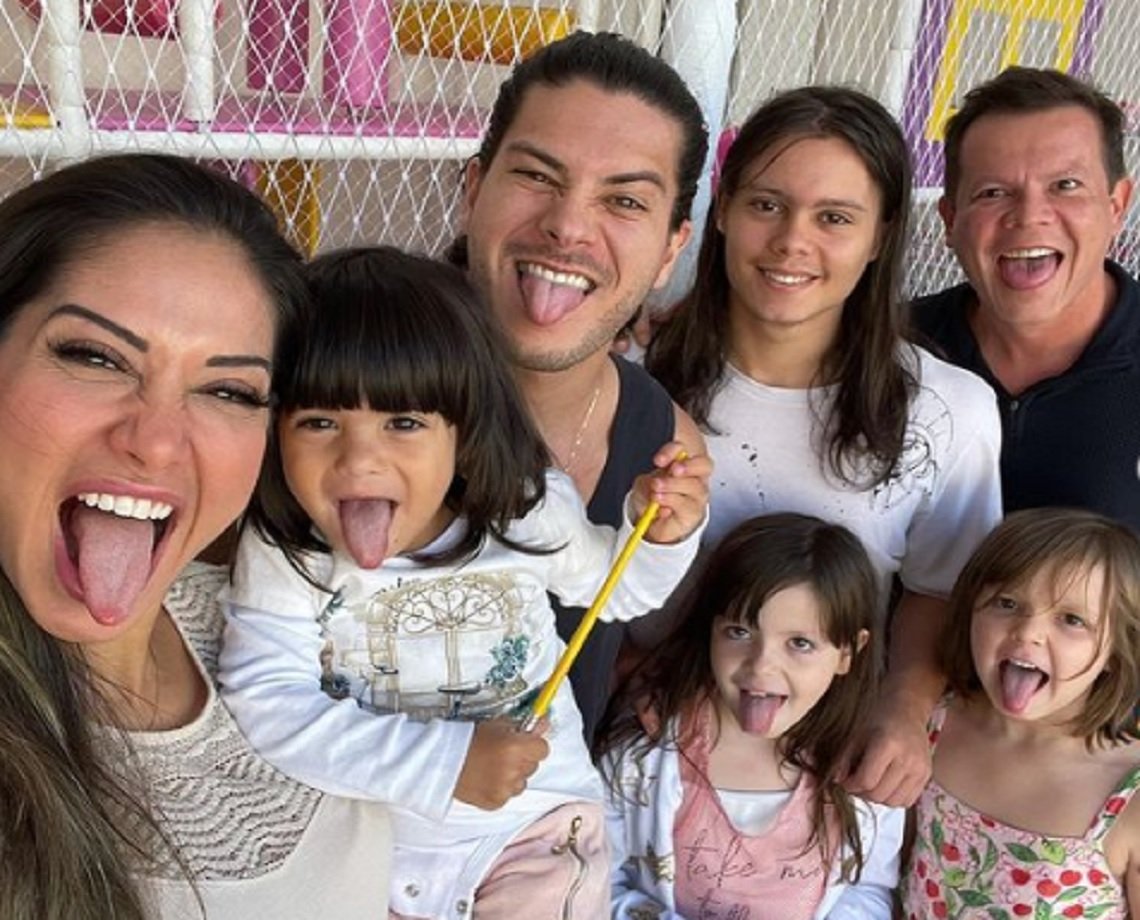 Mayra Cardi reúne ex-maridos e filhos em foto e celebra: "a vida é curta para viver de mágoas"