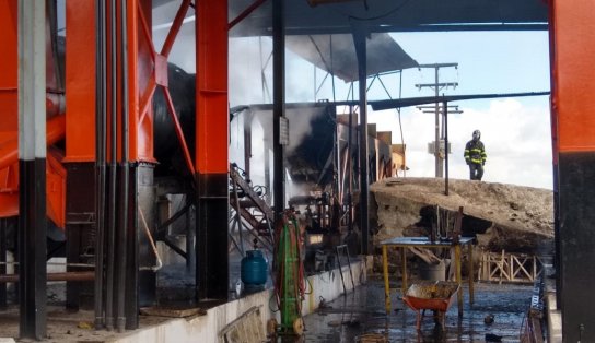 Explosão de tanque de óleo provoca incêndio em usina de Conceição do Jacuípe; uma pessoa ficou ferida