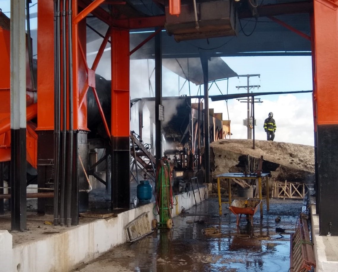 Explosão de tanque de óleo provoca incêndio em usina de Conceição do Jacuípe; uma pessoa ficou ferida