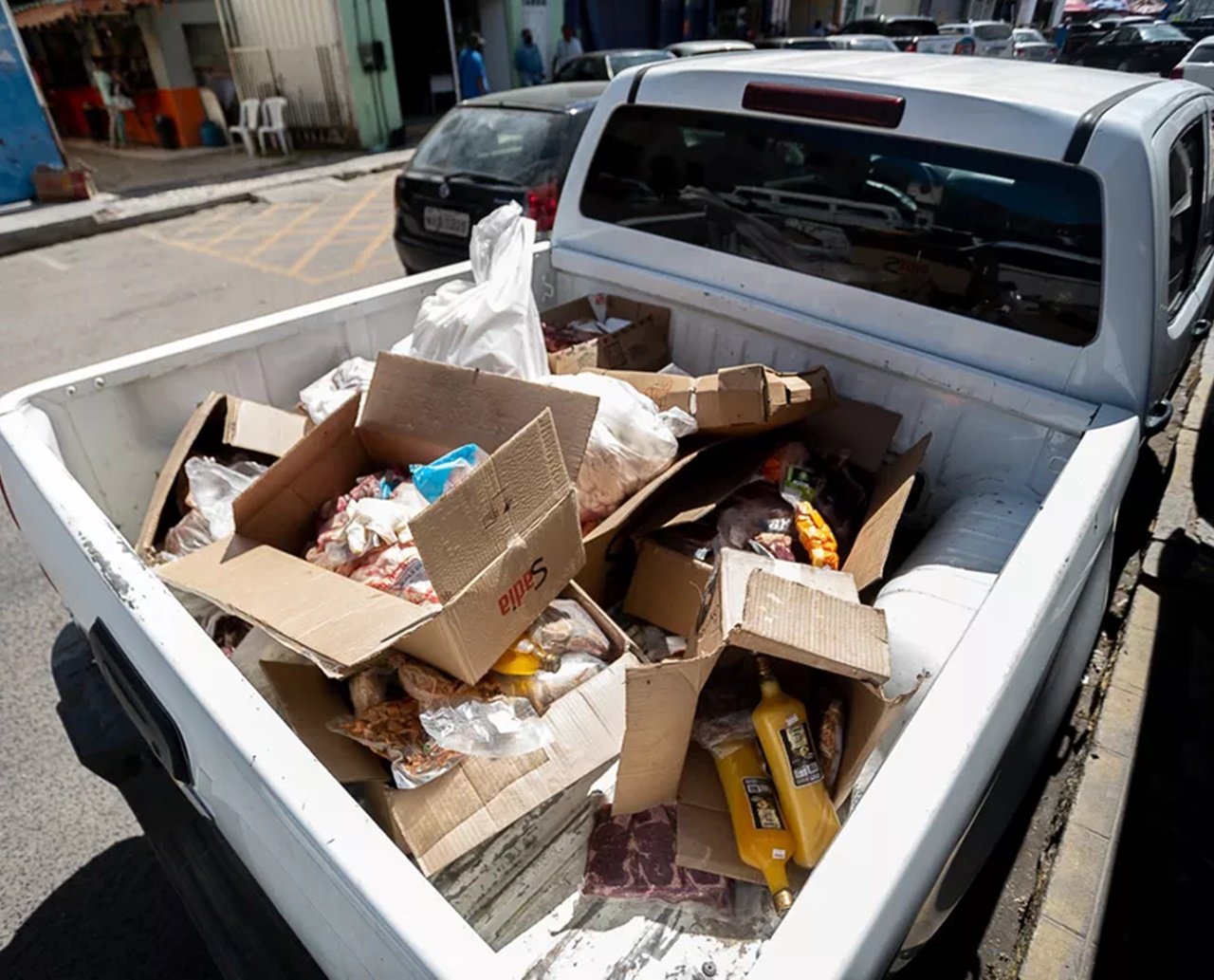 Cerca de 300 quilos de carne impróprias para consumo são apreendidas em estabelecimentos comerciais durante fiscalização