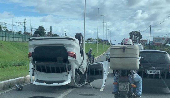 Carro capota na Avenida Paralela e deixa trânsito congestionado na região