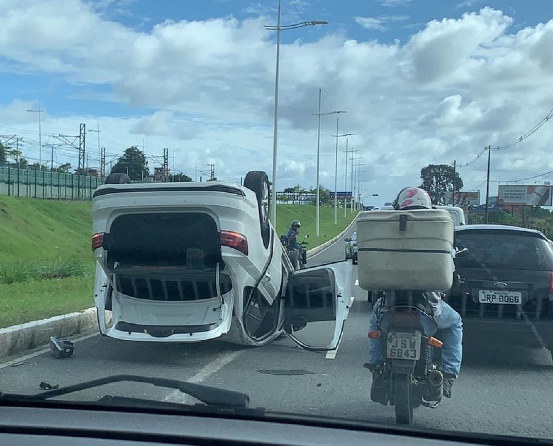 Carro capota na Avenida Paralela e deixa trânsito congestionado na região