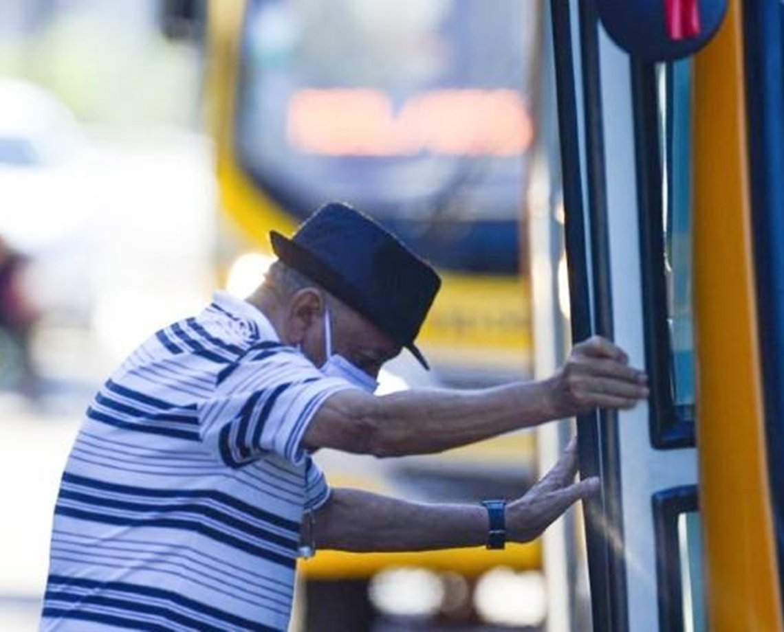 Sob pena de multa de R$ 5 mil por dia, Paulo Afonso deve oferecer gratuidade no transporte para idosos