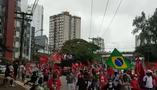 Manifestantes fazem atos contra Bolsonaro em bairros de Salvador após STF autorizar a abertura de inquérito contra o presidente