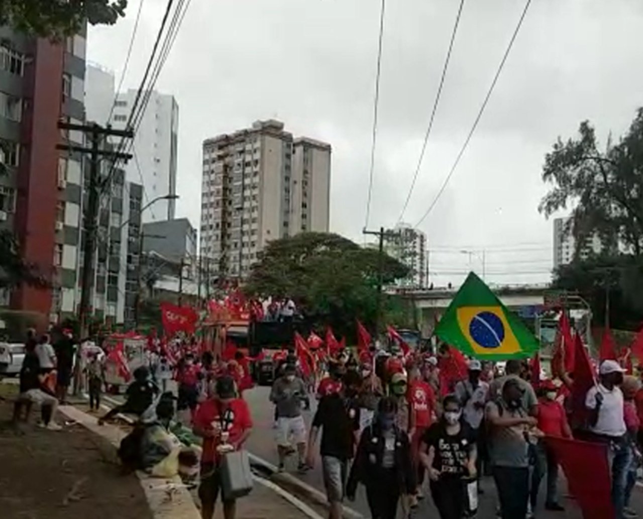 Manifestantes fazem atos contra Bolsonaro em bairros de Salvador após STF autorizar a abertura de inquérito contra o presidente