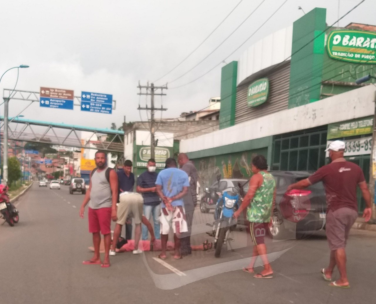 Motorista perde o controle e casal é arremessado de moto na Avenida Vasco da Gama