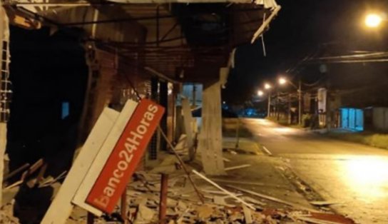 Moradores são acordados na base do susto após bandidos explodirem caixas eletrônicos em mercado de Dias D'Ávila