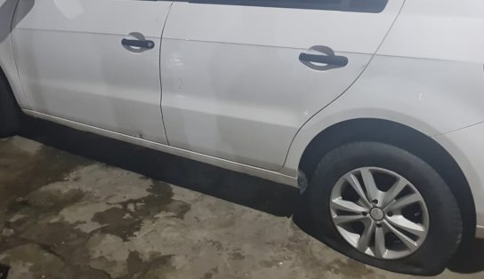 Motorista discorda de medida restritiva e tem carro atingido por tiros disparados por guardas municipais em Lauro de Freitas, dizem testemunhas