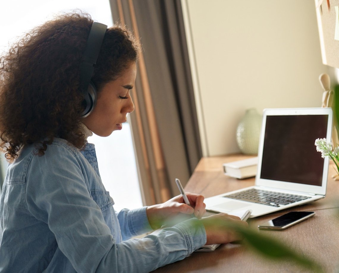 Racismo linguístico e educacional são discutidos em podcast