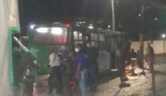 De moto, assaltantes abordam ônibus, matam passageiro e deixam cobrador ferido em Salvador; vítima fatal era ex-PM