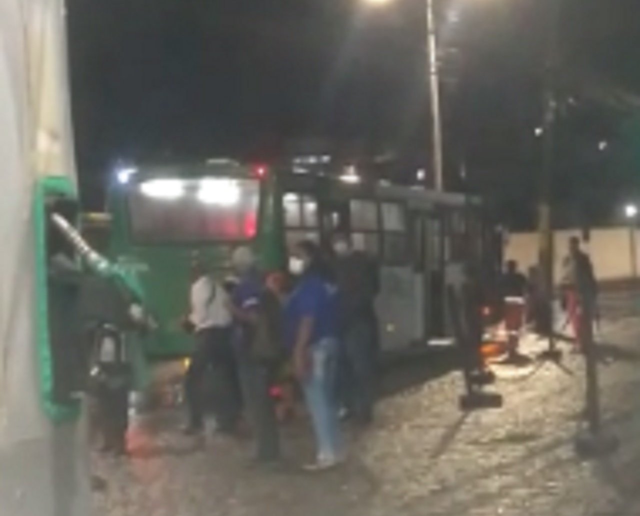 De moto, assaltantes abordam ônibus, matam passageiro e deixam cobrador ferido em Salvador; vítima fatal era ex-PM