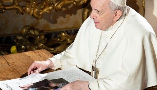 Após cirurgia, exames mostram que Papa Francisco evolui com bons resultados; pontífice caminha e se alimenta