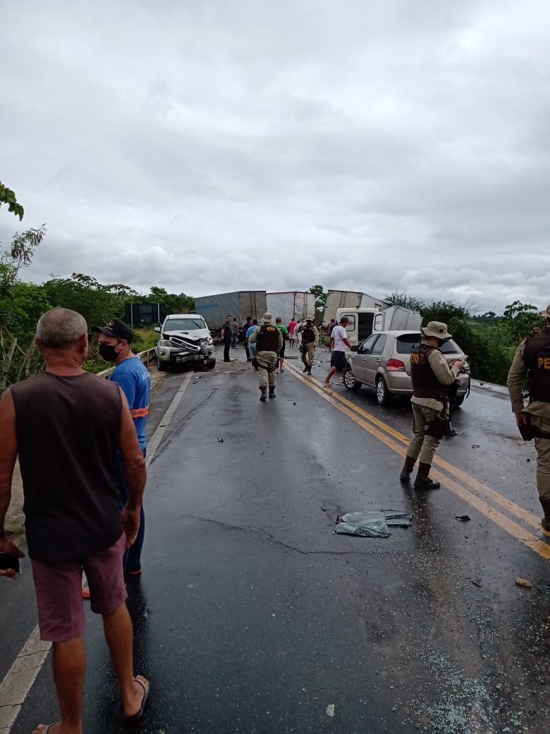 Acidente envolvendo cerca de 10 veículos trava tudo na BR-101 em Cruz das Almas; pelo menos duas pessoas se feriram