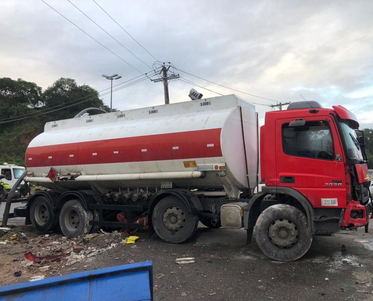 Conduzindo um caminhão-tanque tomado de assalto, suspeito é perseguido e preso pela PRF na BR 324