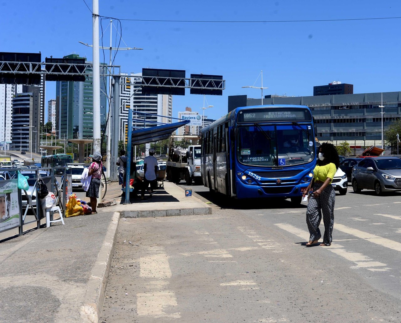 Costuma pegar ônibus na Avenida ACM? Fique atento, porque pontos da região serão realocados neste sábado; confira