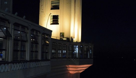 Elevador Lacerda é iluminado em alusão ao Julho Amarelo na campanha contra hepatites virais