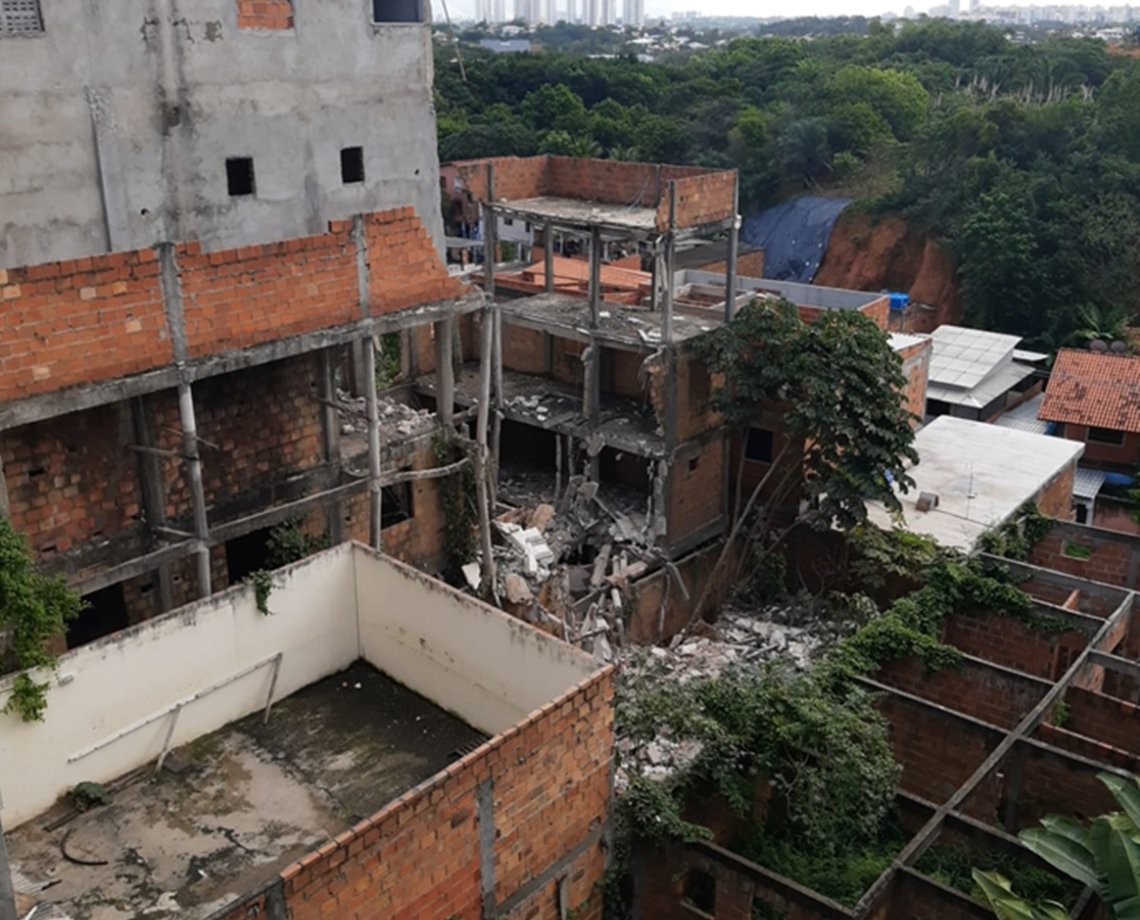 Prédio de três andares em construção desaba em Piatã; veja vídeo