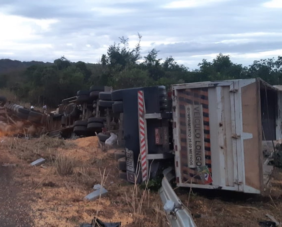 Motorista de caminhão morre em acidente em Ilhéus e corpo fica preso às ferragens