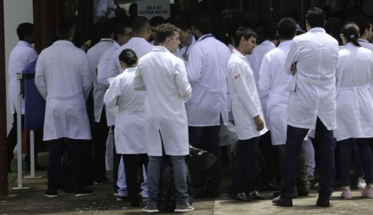 Médicos formados fora do Brasil fazem 2ª etapa de exame que reconhece diploma; provas acontecem em Salvador e mais 12 cidades