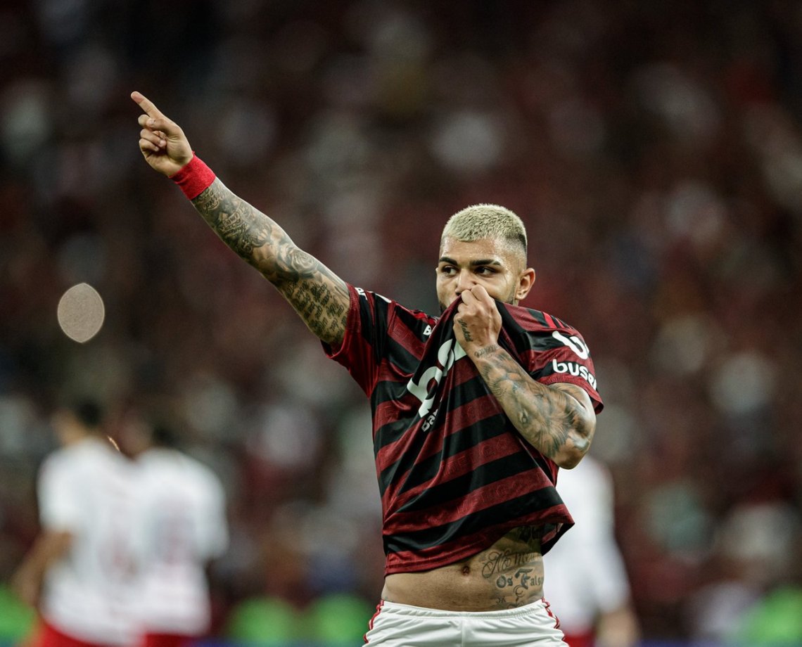 Sensitiva diz que avião com o Flamengo vai cair após jogo na Argentina e "culpa" Gabigol por tragédia; "se ele entrar, não volta"