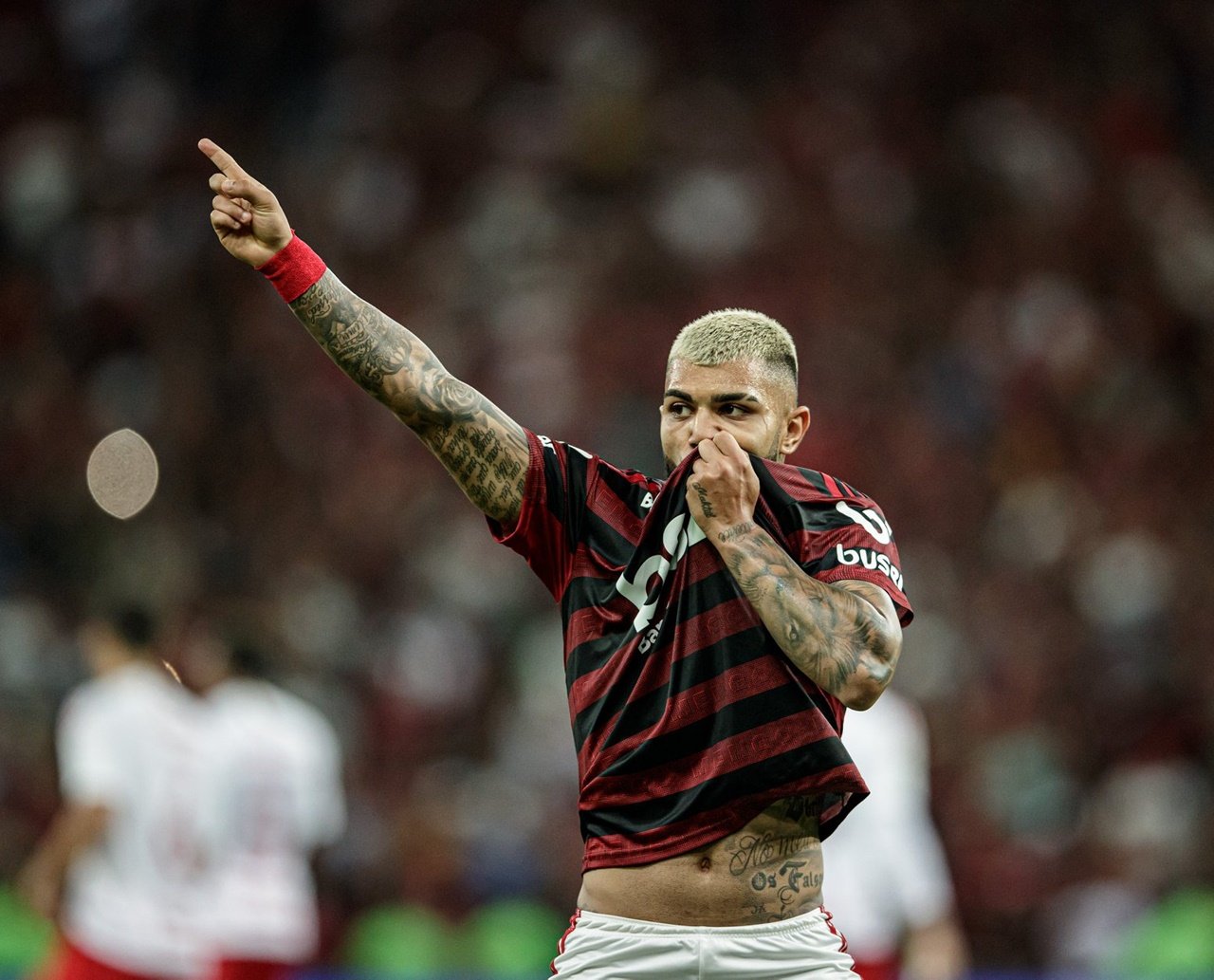 Sensitiva diz que avião com o Flamengo vai cair após jogo na Argentina e "culpa" Gabigol por tragédia; "se ele entrar, não volta" 