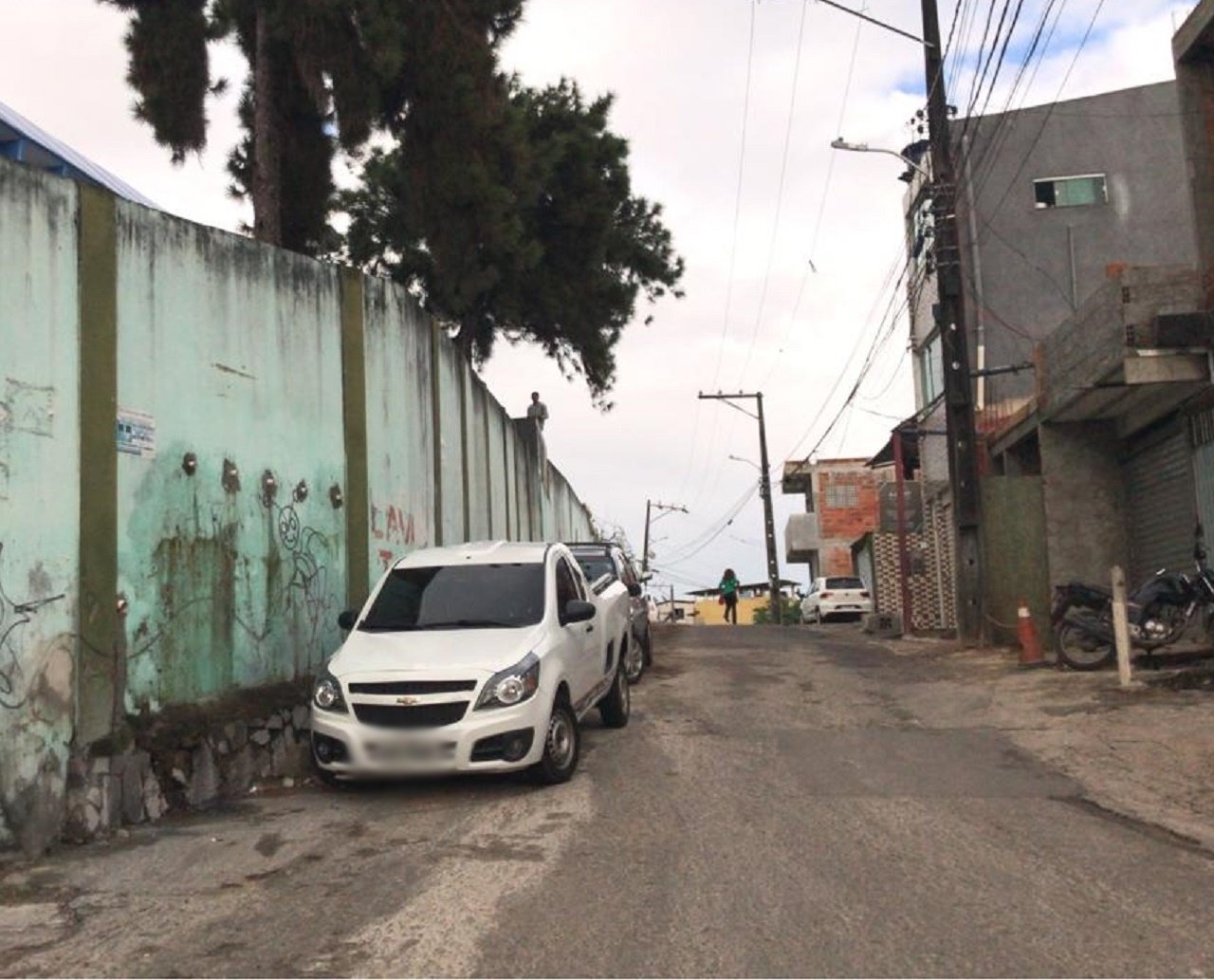 Em fim de semana sangrento, rapaz leva mais de 50 tiros em Salvador; cápsulas de fuzil foram achadas no local