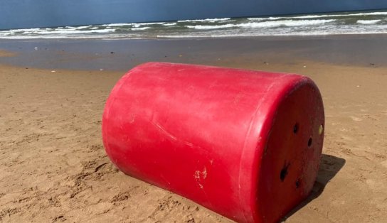 Que barril: equipamento misterioso surge em praia de Salvador e Marinha precisa ser acionada 