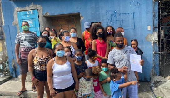 Famílias despejadas de prédio abandonado em Salvador apelam por moradia; prefeitura diz que está prestando auxílio