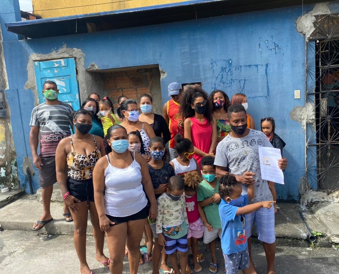 Famílias despejadas de prédio abandonado em Salvador apelam por moradia; prefeitura diz que está prestando auxílio