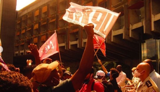 Prédio da governadoria pública da Bahia é ocupado por manifestantes; grupos denunciam violência policial