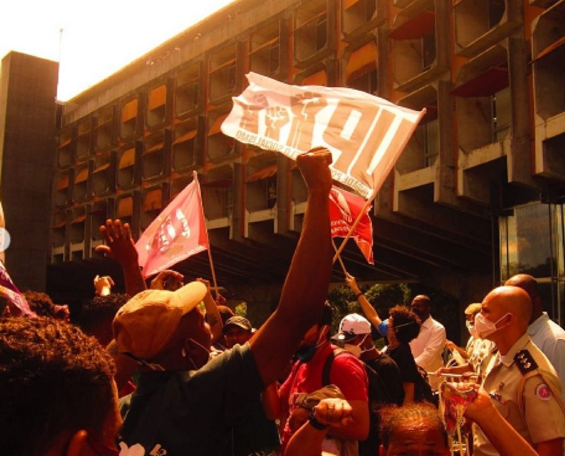 Prédio da governadoria pública da Bahia é ocupado por manifestantes; grupos denunciam violência policial