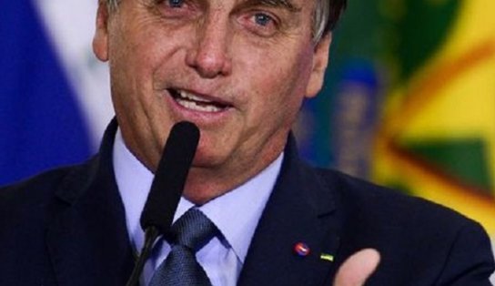 Descontente com pergunta de jornalista, Bolsonaro interrompe entrevista e pede oração do 'Pai-Nosso'