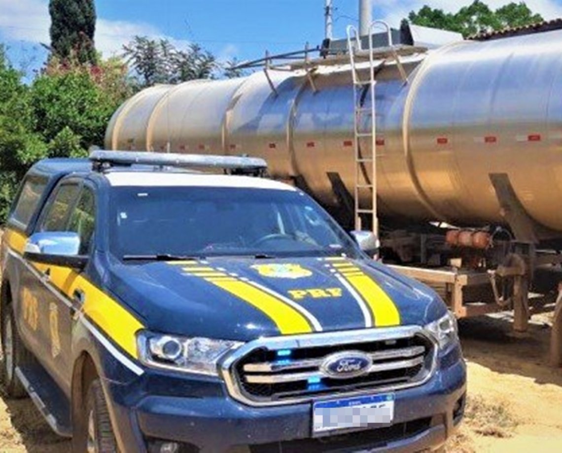 Carreta que tinha etanol para encher o tanque de 840 carros é apreendida pela PRF na Bahia 