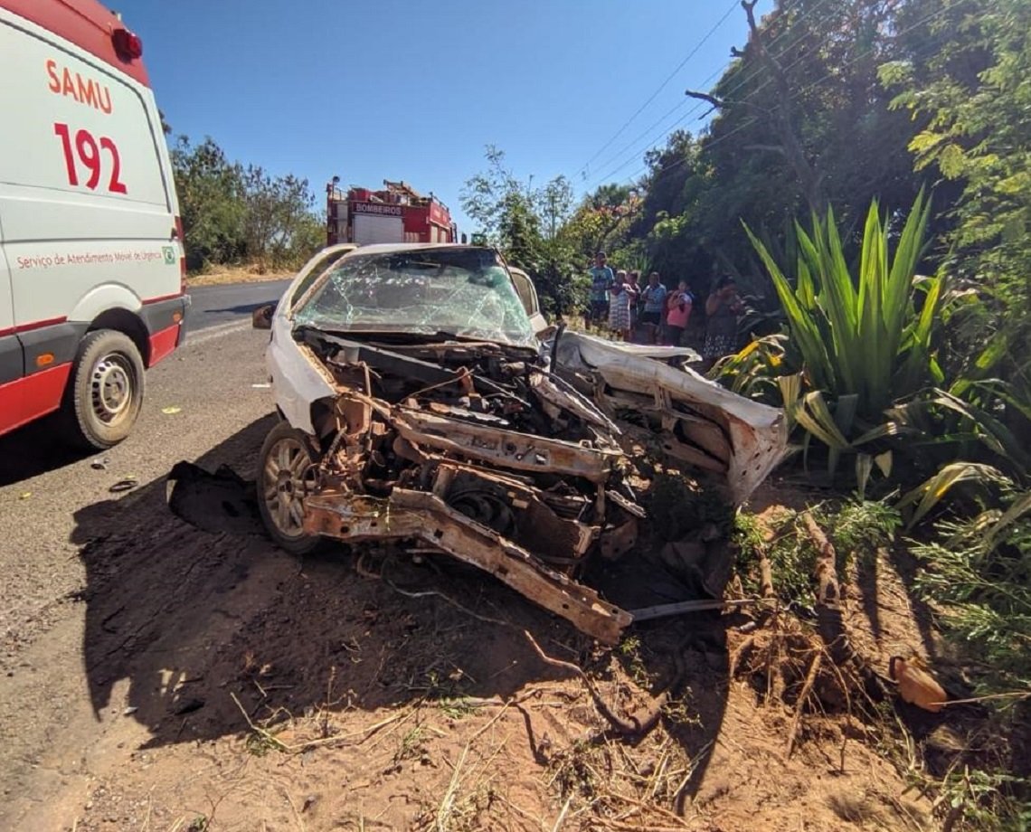 Duas pessoas morrem em acidente na BR-020, em trecho de Luís Eduardo Magalhães; uma das vítimas ficou presa às ferragens