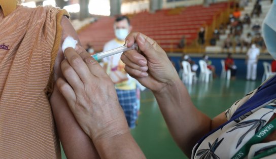 Vacina contra a gripe vai até a Feira de São Joaquim para garantir imunização de feirantes