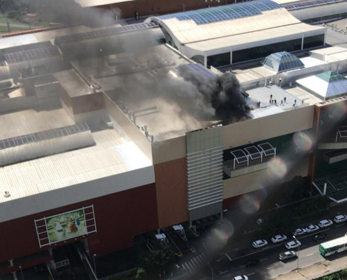 Incêndio atinge restaurante em praça de alimentação do Salvador Shopping; vídeo mostra chamas altas 